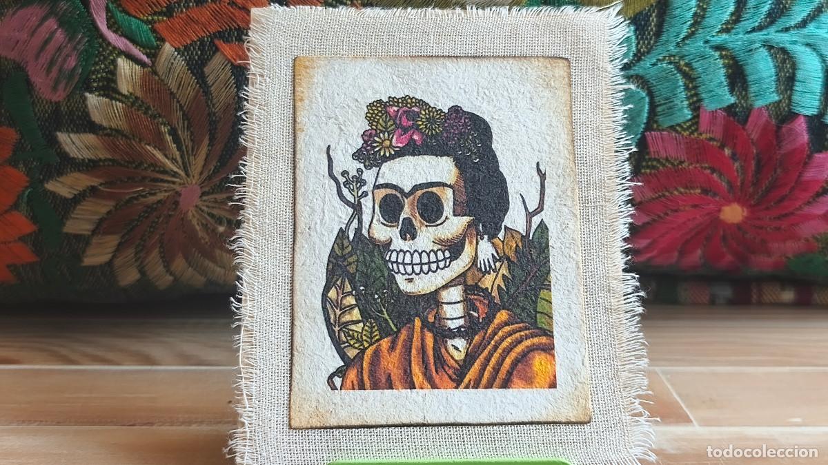 Arte: Papel amate mexicano con calavera femenina y corona floral