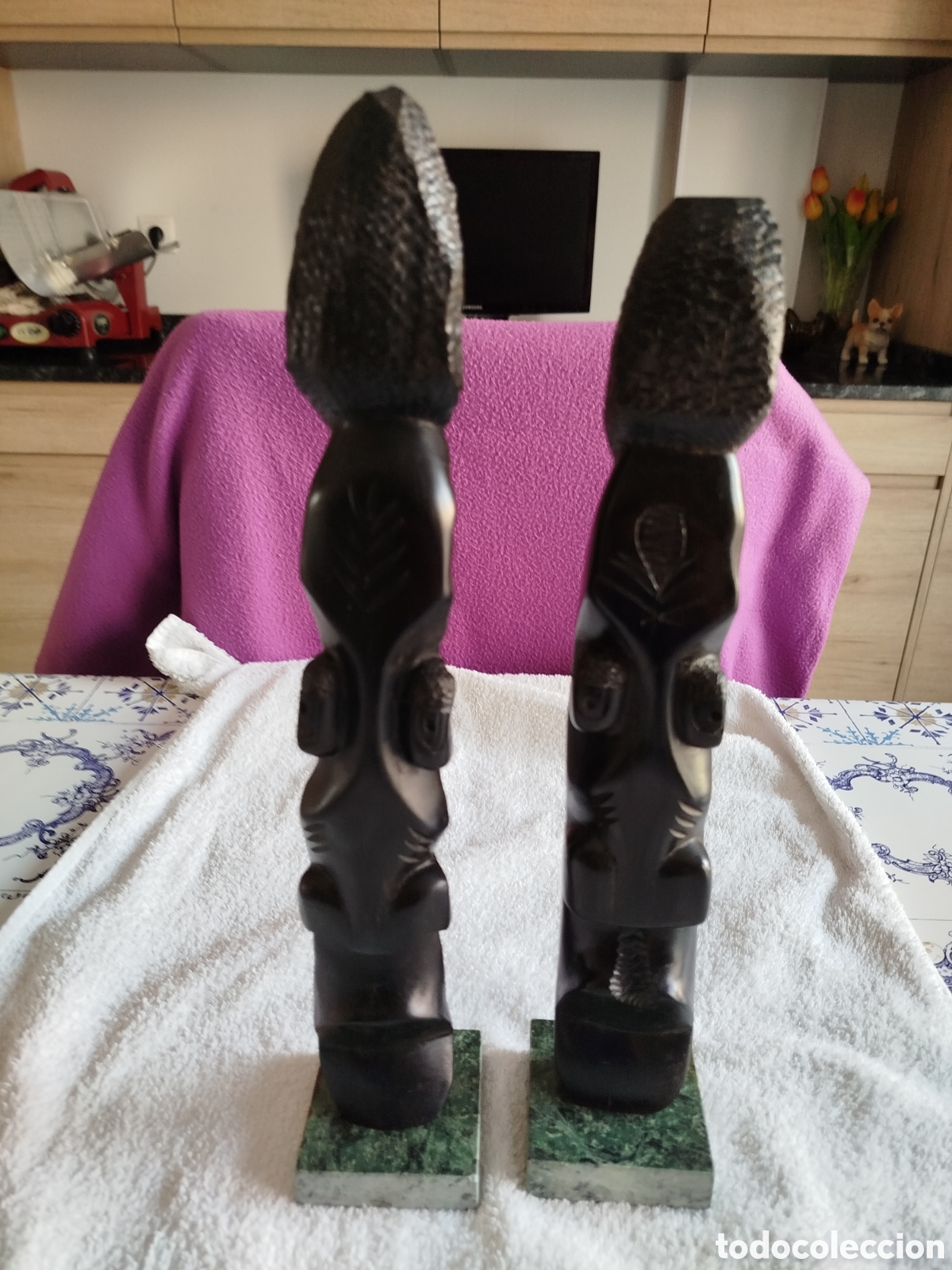 Arte: Esculturas brutalistas madera de &eacute;bano y m&aacute;rmol, se ignora autor.