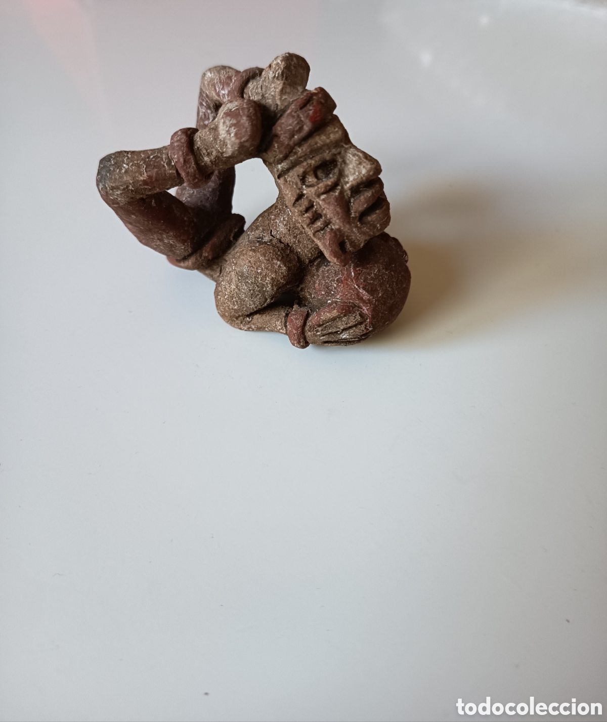 Arte: Peque&ntilde;a figura de acr&oacute;bata de terracota &ndash; R&eacute;plica estilo precolombino