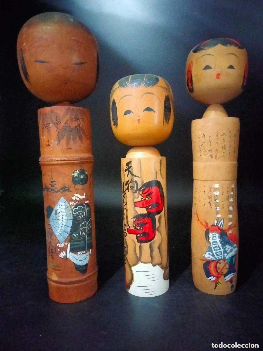 Arte: 3 MU&Ntilde;ECAs KOKESHI. MADERA. JAP&Oacute;N. 28-24CM. FIRMADA A MANO -Periodo Showa Tard&iacute;o (1926-1989)