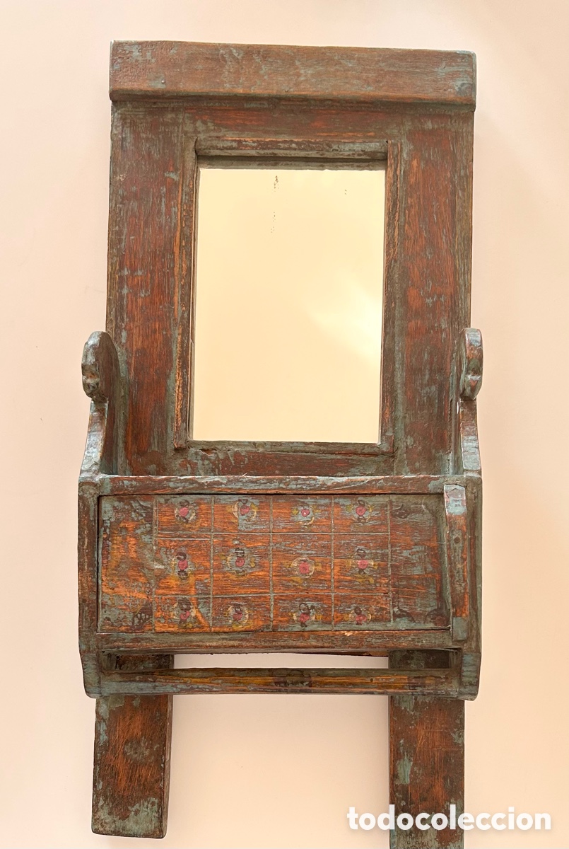 Arte: Peque&ntilde;o mueble-espejo indio policromado con caj&oacute;n &ndash; madera artesanal &ndash; 47 &times; 21 &times; 8 cm
