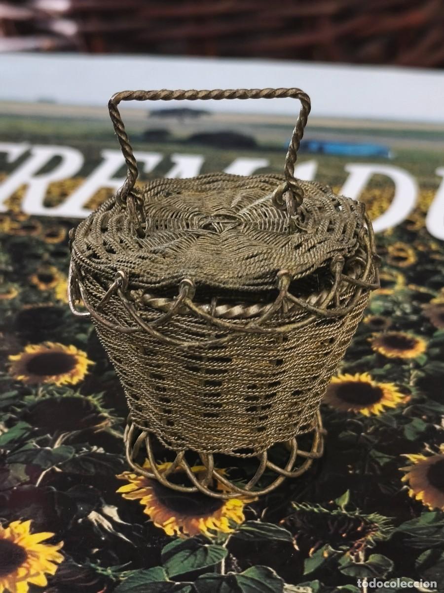 Art: Peque&ntilde;a cestita de arte pastoril en metal trenzado.