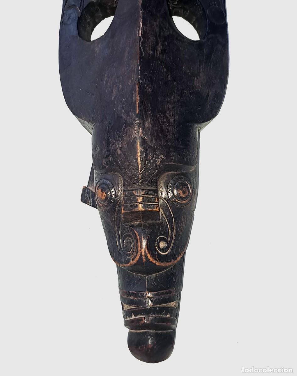 Arte: Un ornamento de fachada Batak Toba, representa un Singa