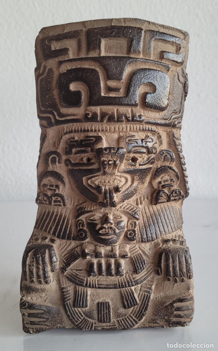 Arte: Tl&agrave;loc, dios de la lluvia azteca, con &rdquo;xicalcoliuhqui&rdquo;. M&eacute;xico. Figura de barro. R&eacute;plica de 18 cm.