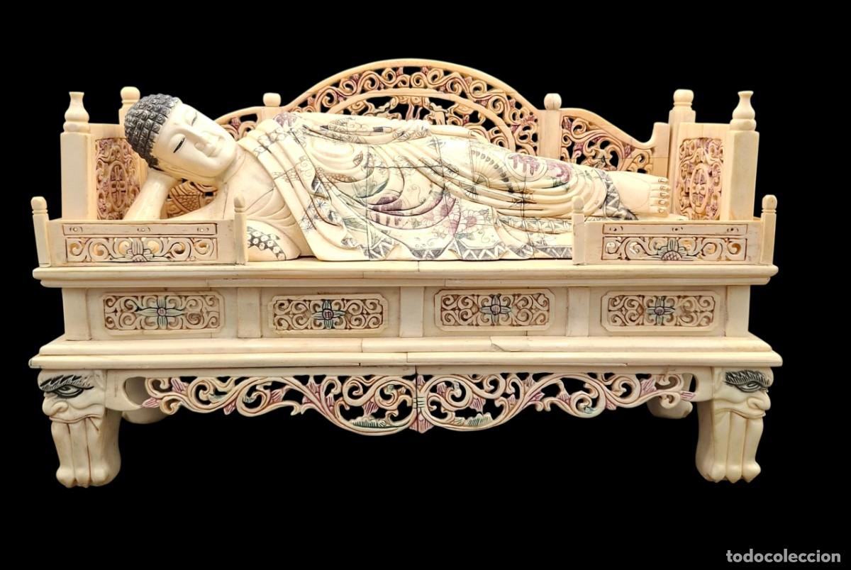 Arte: Gran Buda reclinado Parinirvana en hueso tallado y decorado a mano