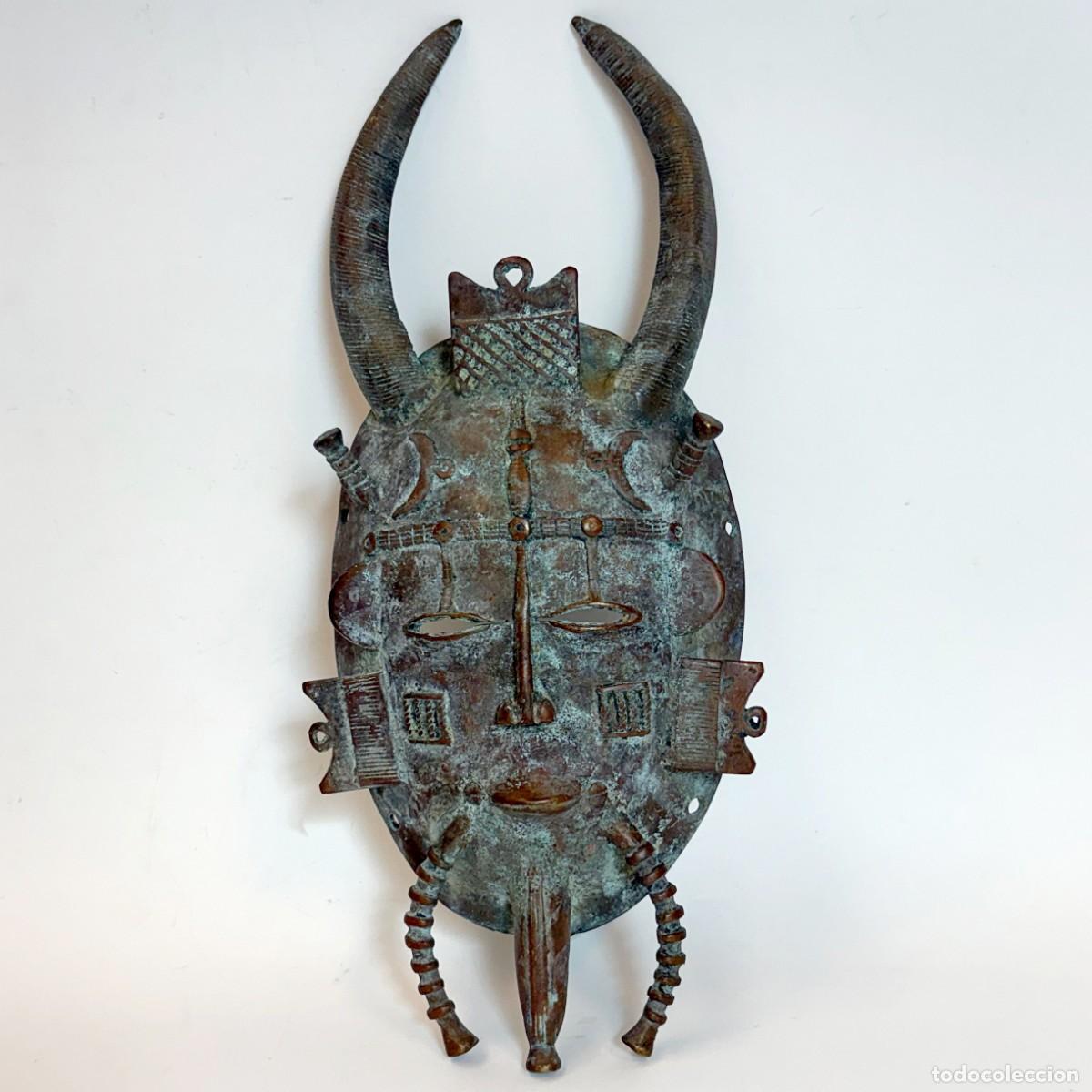 Arte: M&aacute;scara en Bronce Kepelie usada en ceremonia