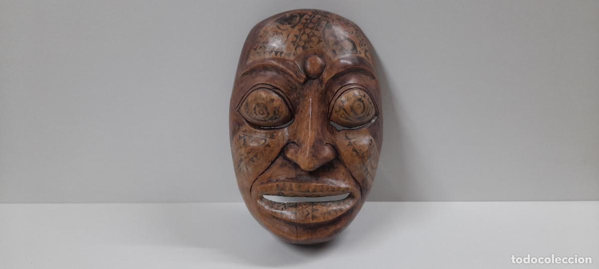 Arte: PRECIOSA MASCARA TALLADA EN MADERA CON DETALLES PINTADOS . ARTE ETNICO . MEDIDA DE ALTO 22,8 CM