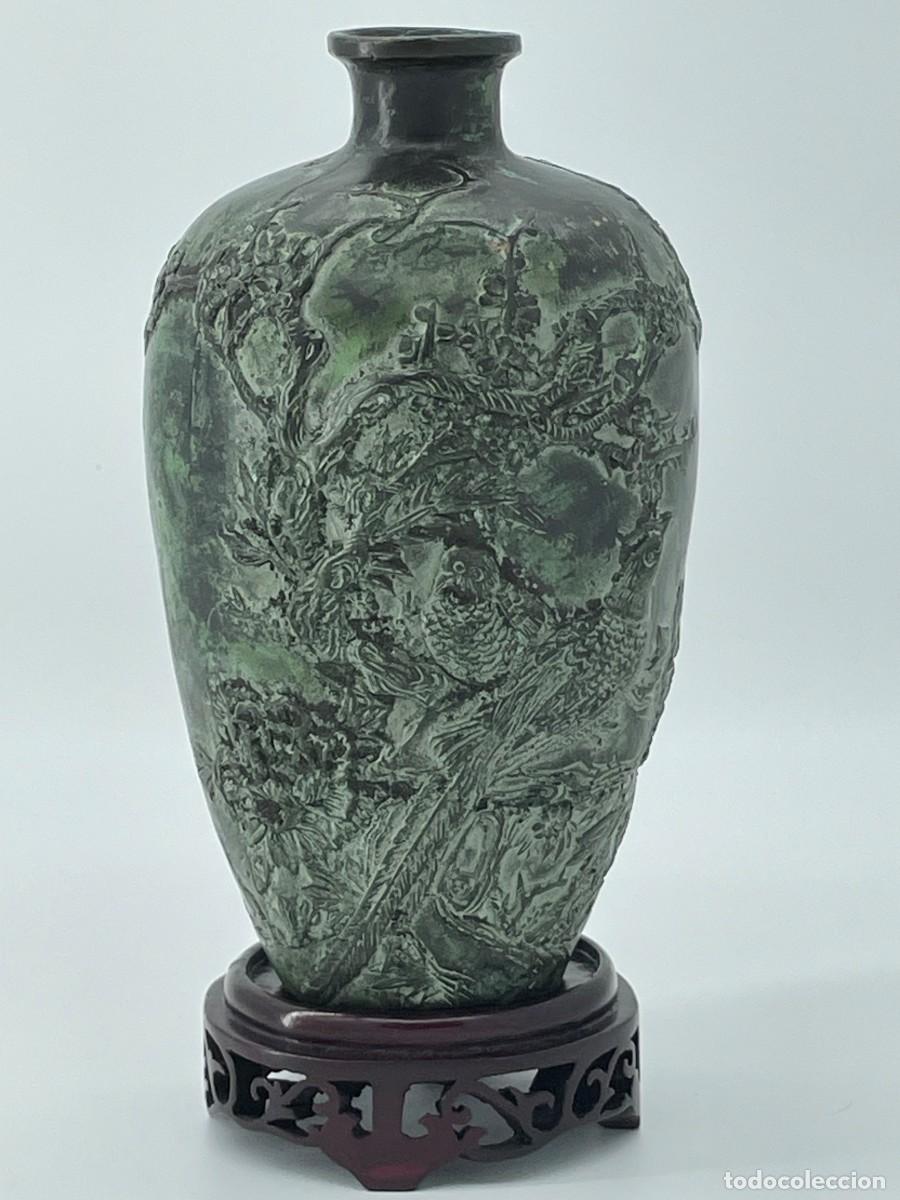 Arte: Jarr&oacute;n chino de bronce con relieve, estilo Qianlong.