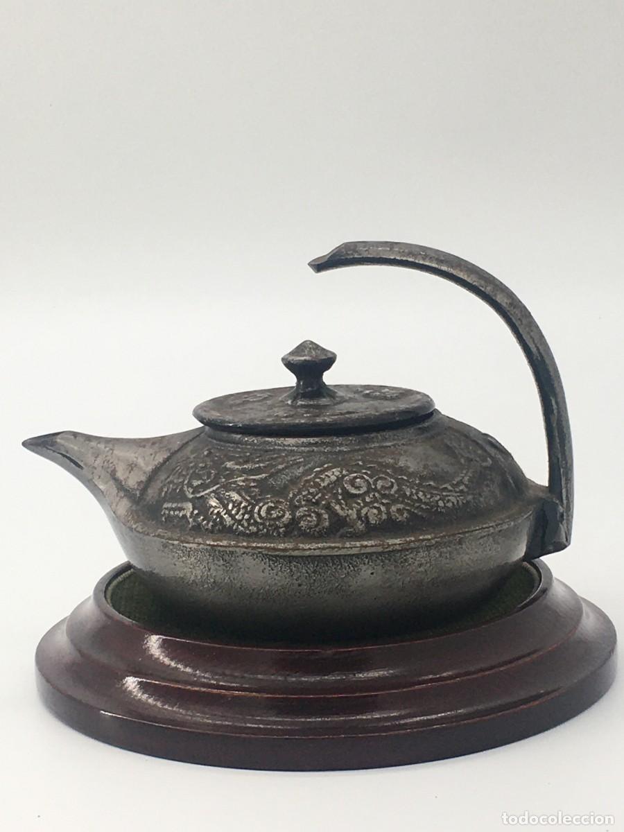 Arte: Tetera japonesa de hierro fundido ( Nanbu Tekki).