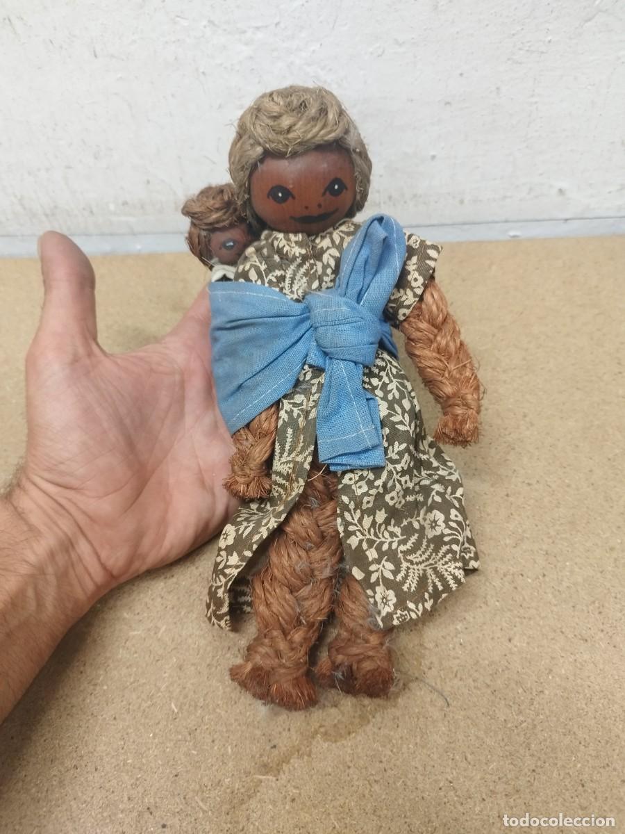 Arte: Antigua mu&ntilde;eca de Kenya de cuerda y madera. De madre cargando a hijo. &Eacute;tnica africa.