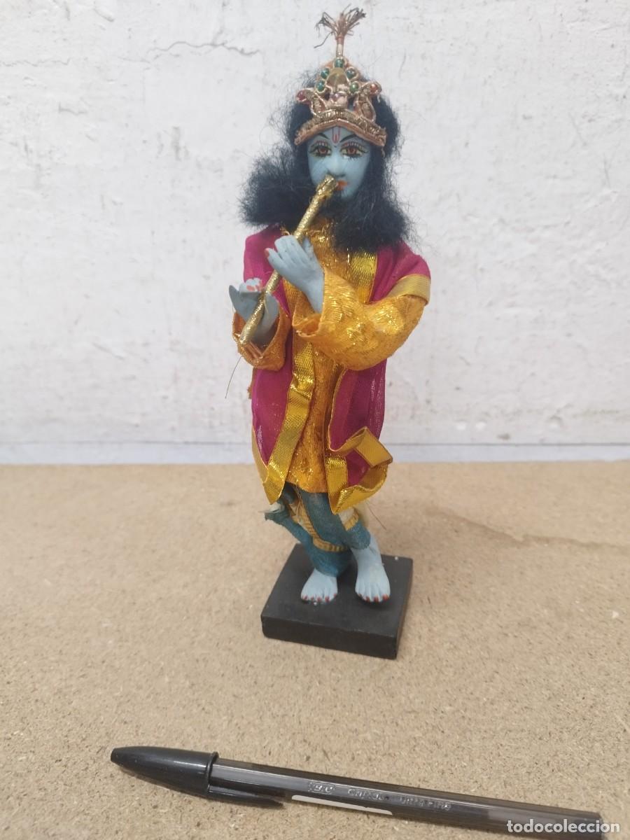 Arte: Antigua figura de deidad hind&uacute; Lord Krishna. Diosa de la india, indu. Buda. En terracota.