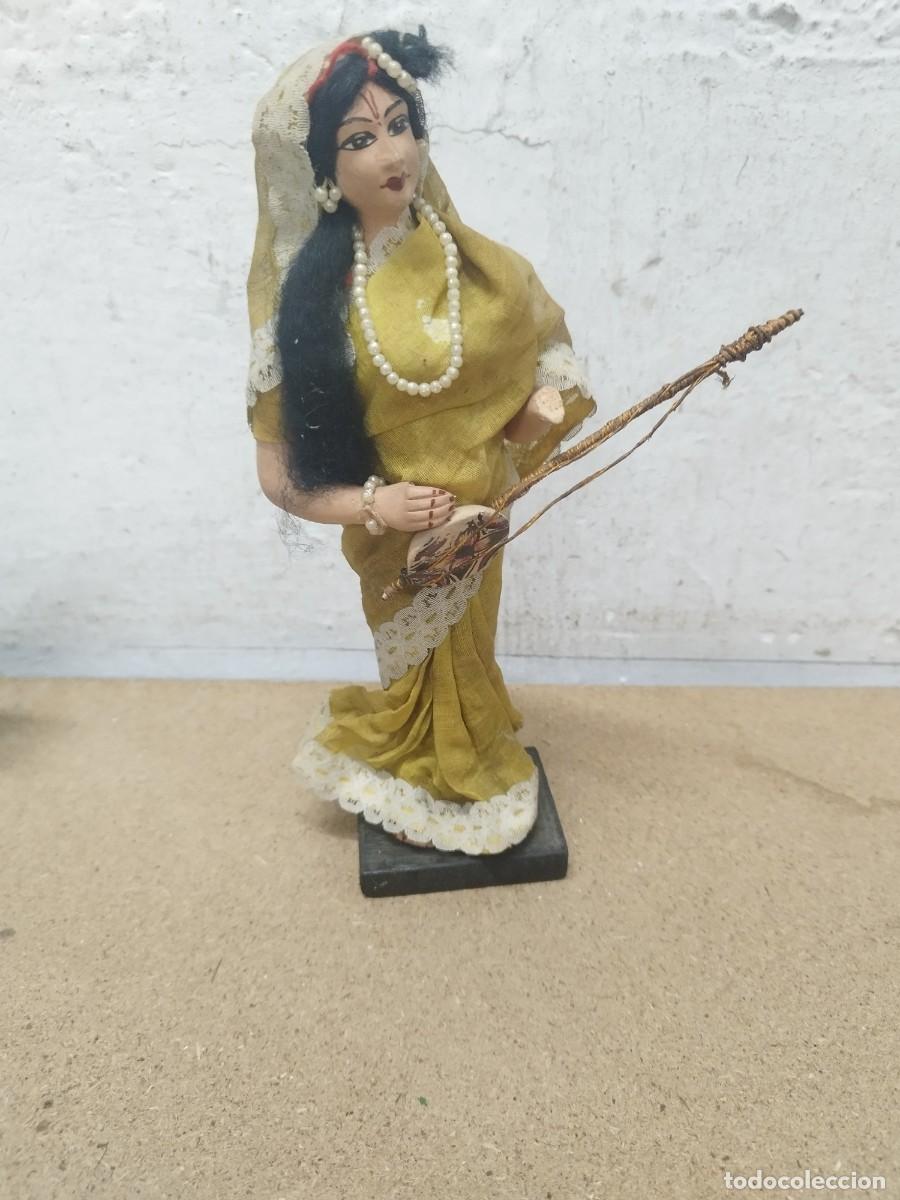 Arte: Antigua figura de poetisa y devota Mirabai. Instrumento musical de cuerda tradicional. Falta 1 mano