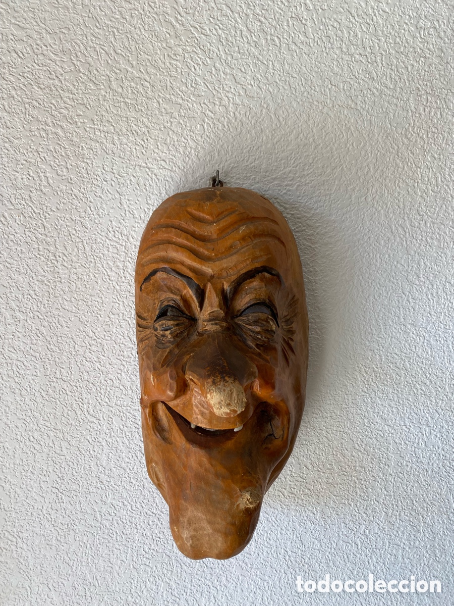 Arte: Antigua m&aacute;scara de carnaval suiza de Kriens (Krienser Maske)