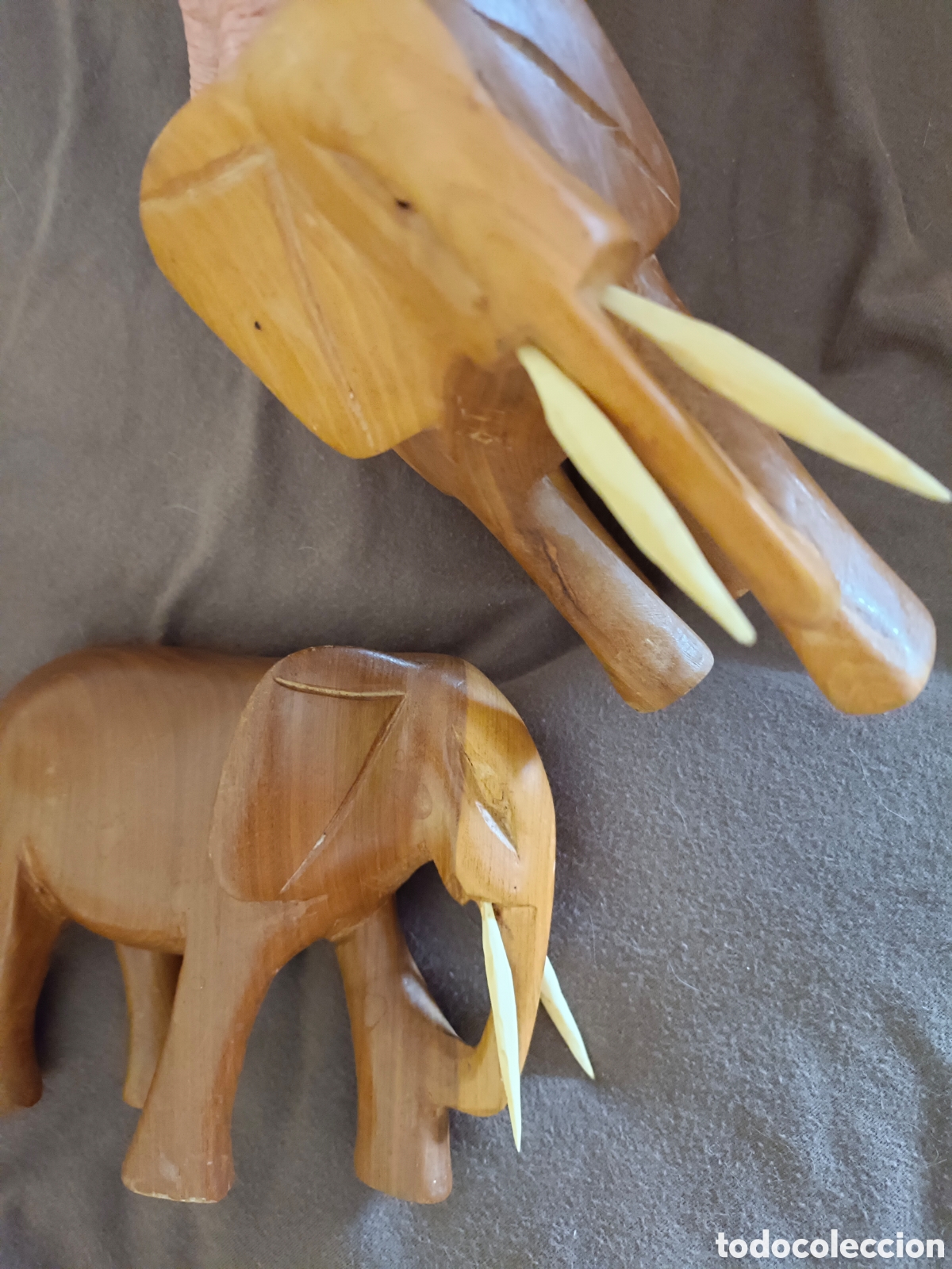 Arte: 2 figuras de elefantes de madera con colmillos - Foto 2