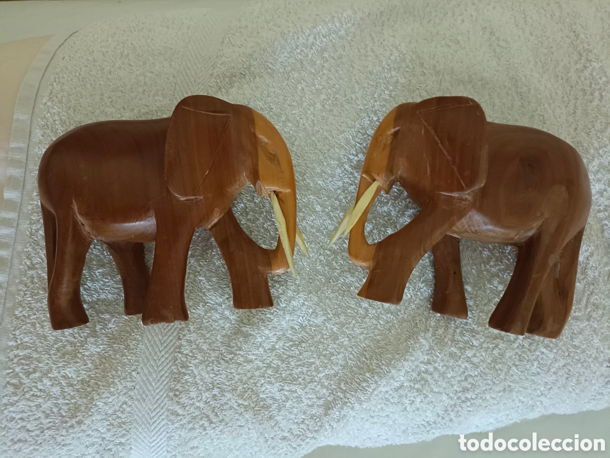 Arte: 2 figuras de elefantes de madera con colmillos