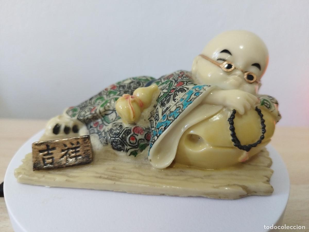 Arte: Figura china vintage Budai o Buda de la suerte recostado con gafas &ndash; Resina imitaci&oacute;n marfil