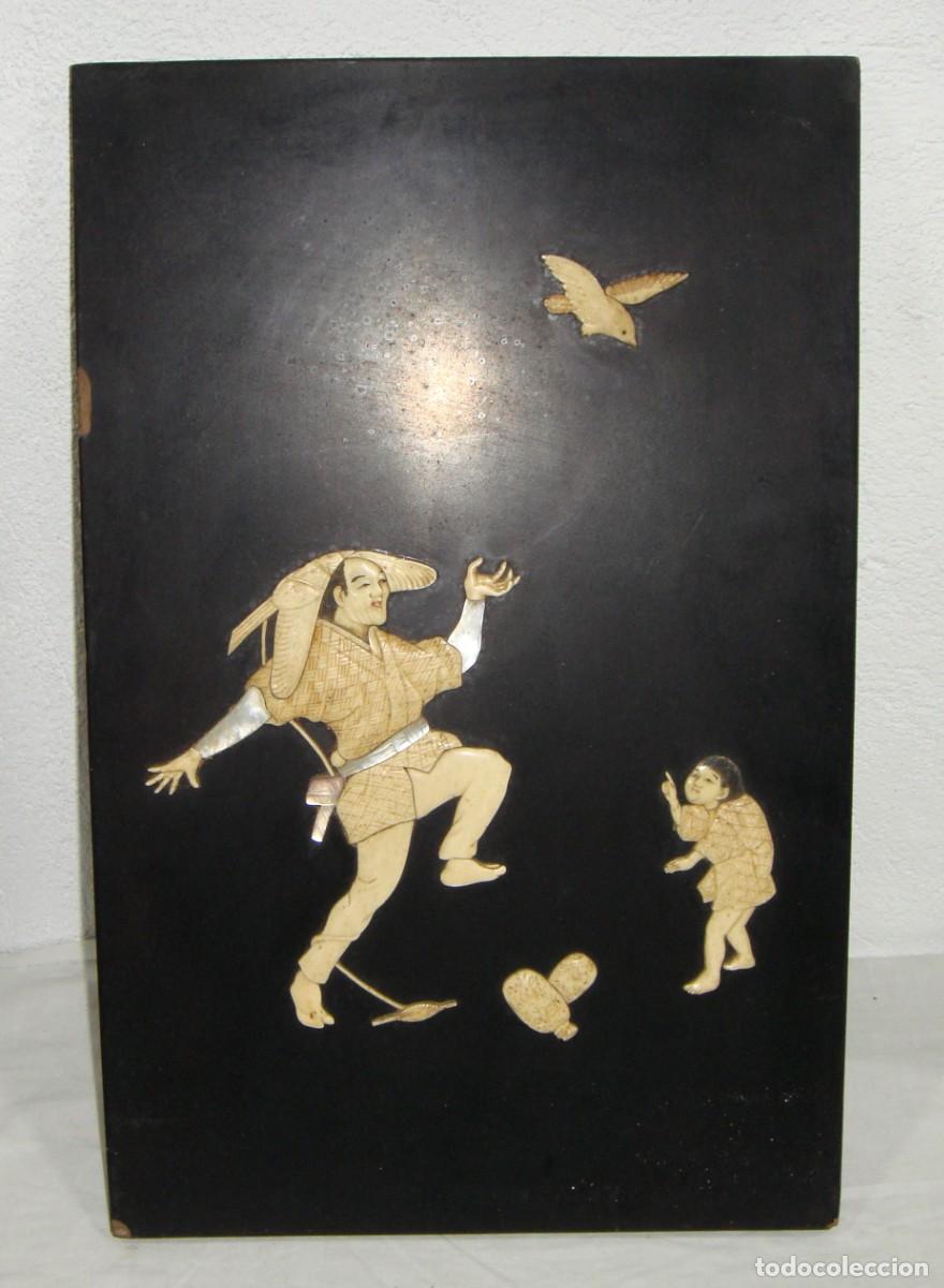 Arte: Panel japon&eacute;s &middot; Escena costumbrista &middot; Madera lacada e incrustaciones en hueso y n&aacute;car &middot; ca 1900&ndash;1930