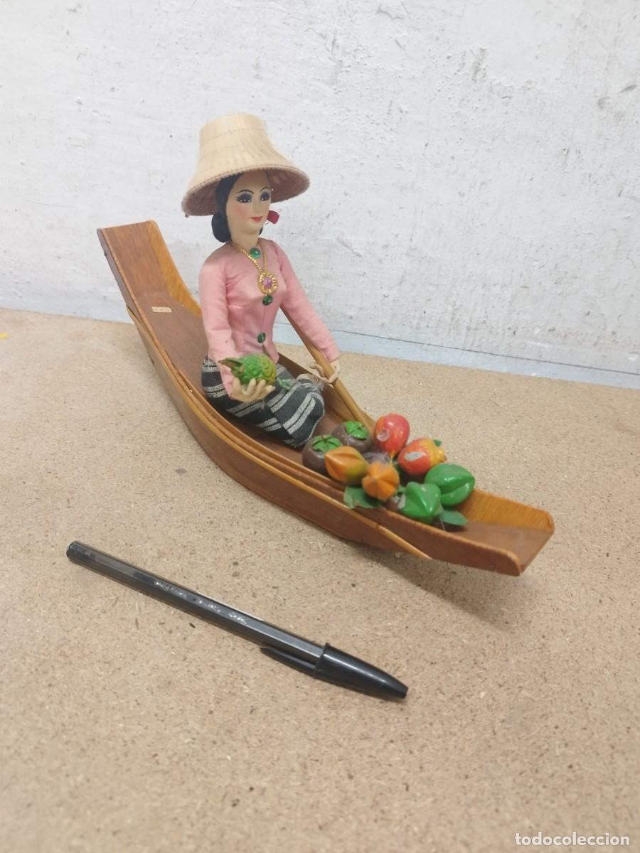 Art: Antigua figura &eacute;tnica de Tailandia, de vendedora ambulante en barca.