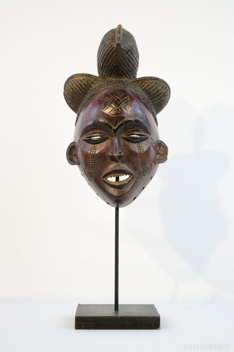Arte: M&aacute;scara femenina Chokwe/Tshokwe Mwana Pwo en madera tallada, siglo XX