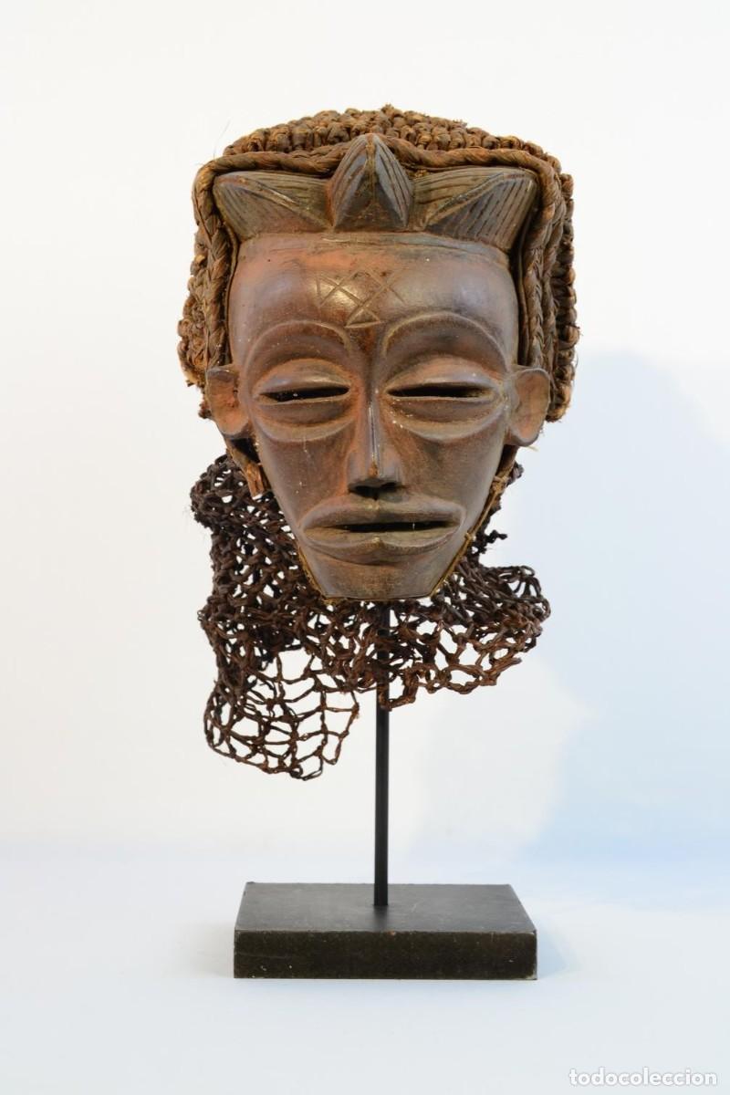 Arte: M&aacute;scara femenina Chokwe/Tshokwe Pwo en madera y fibras vegetales, siglo XX