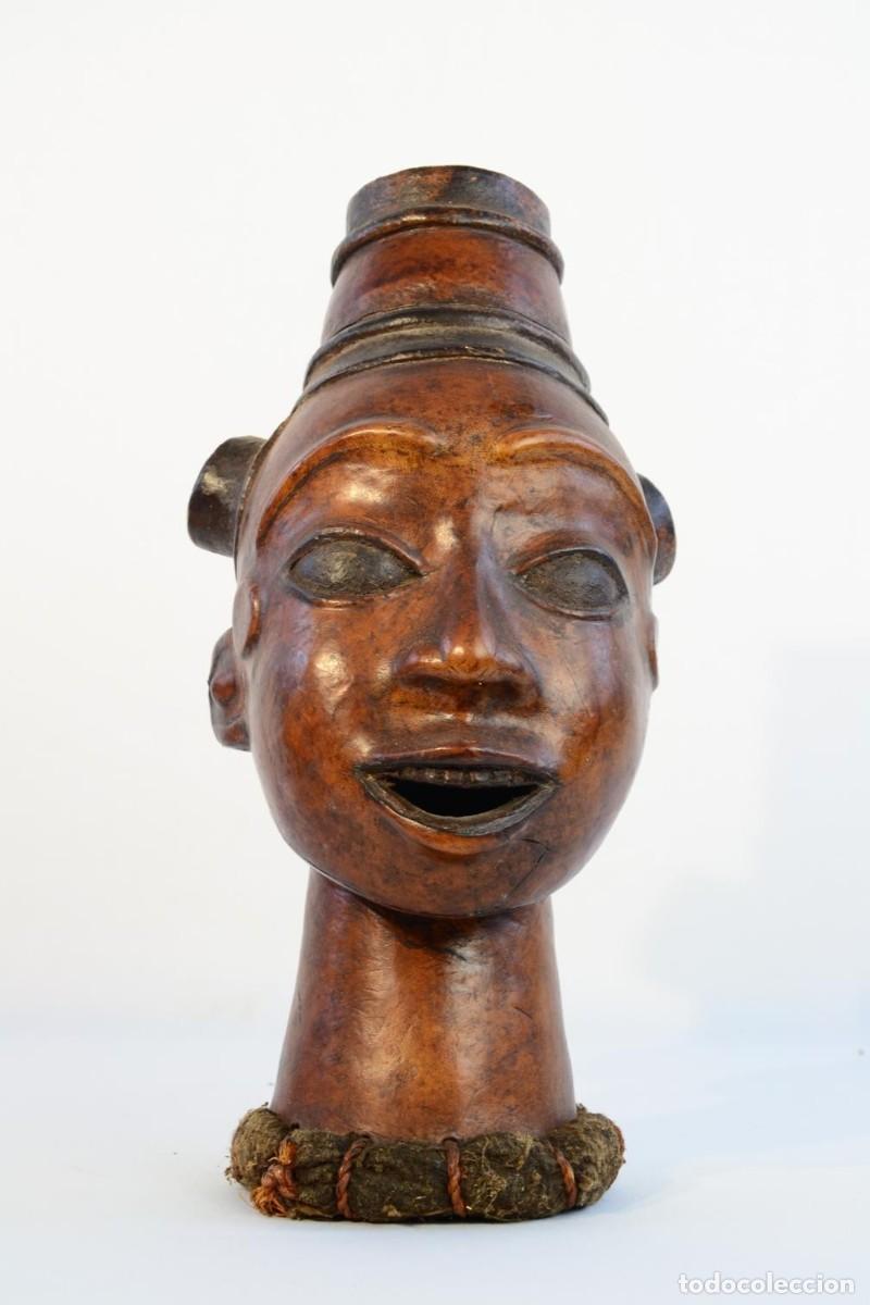 Arte: Cabeza antropomorfa Kuyu/Kouyou K&eacute;b&eacute;-K&eacute;b&eacute; en madera y fibras, siglo XX