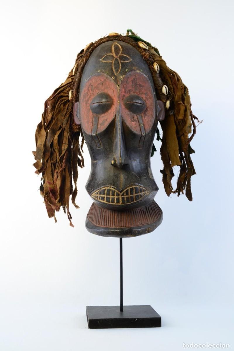 Arte: M&aacute;scara masculina Chokwe/Tshokwe Chihongo en madera, fibras y caur&iacute;es, siglo XX