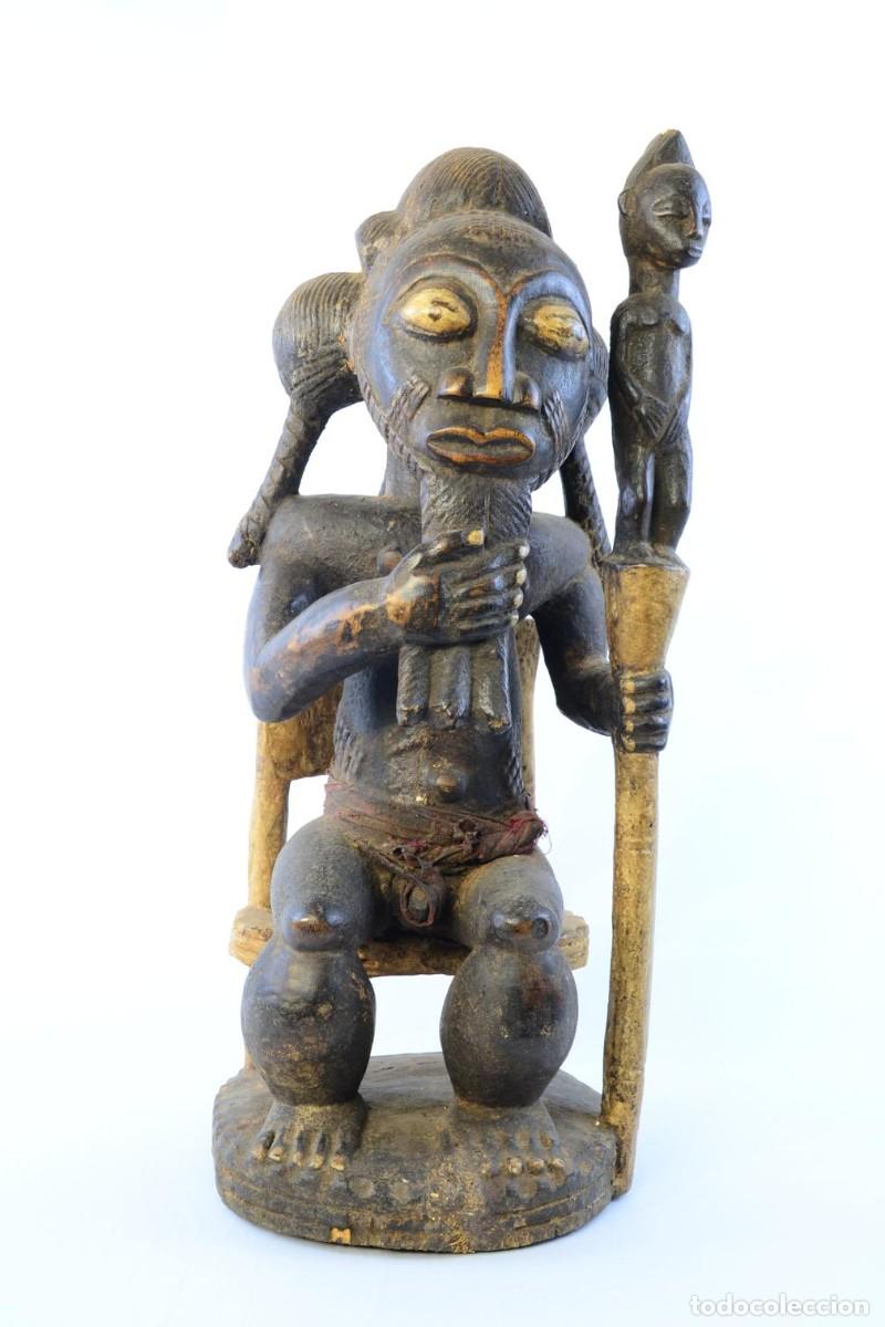 Arte: Figura masculina Baule/Baoul&eacute; sentada en madera tallada &ndash; Costa de Marfil