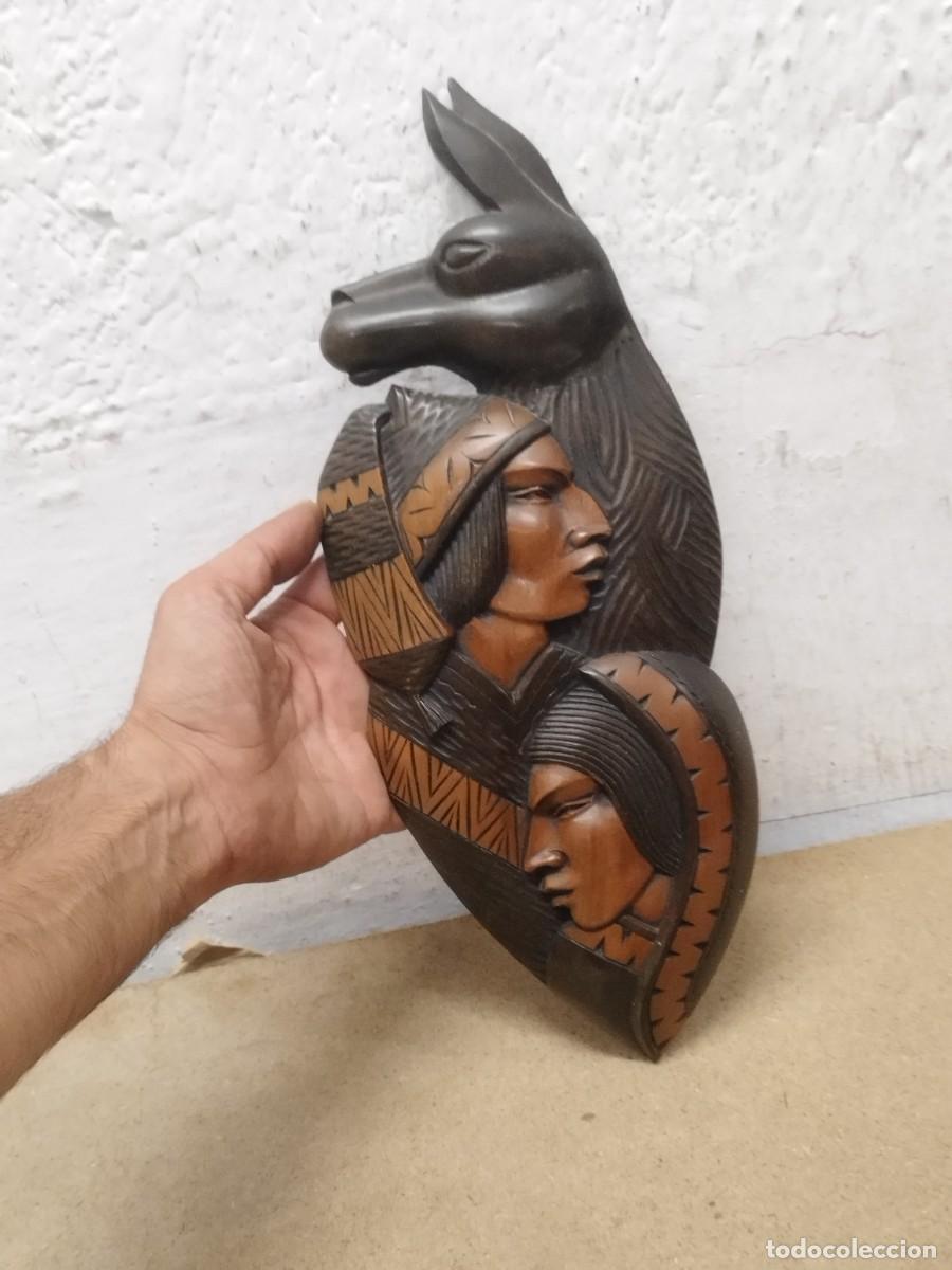 Arte: Antiguo plafon de madera tallada de Bolivia. En relieve con pareja mujer y hombre con llama.