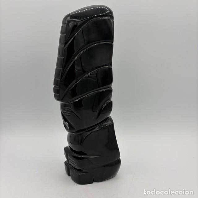 Arte: Escultura tallada en obsidiana &iacute;dolo maya o azteca mediados siglo XX, 30 cm.