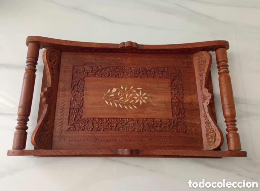 Arte: Antigua bandeja de madera de Sheesham. Tallada a mano en India. Con etiqueta original