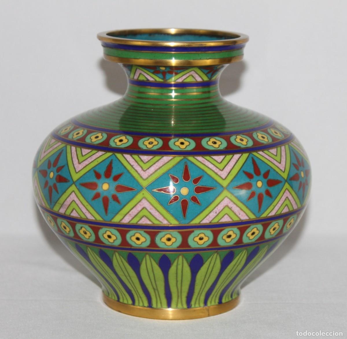 Arte: Jarr&oacute;n chino de bronce cloisonn&eacute; policromado con decoraci&oacute;n floral