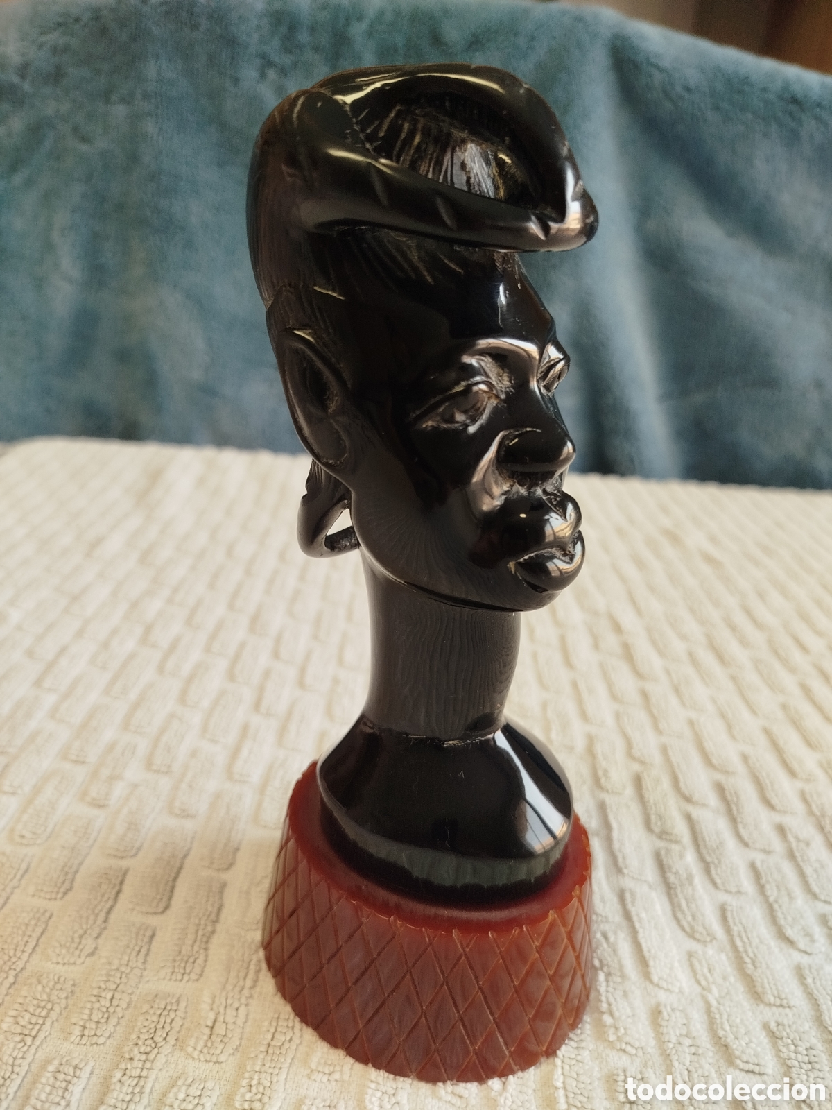 Arte: Escultura busto hombre africano sobre peana. Autor desconocido.