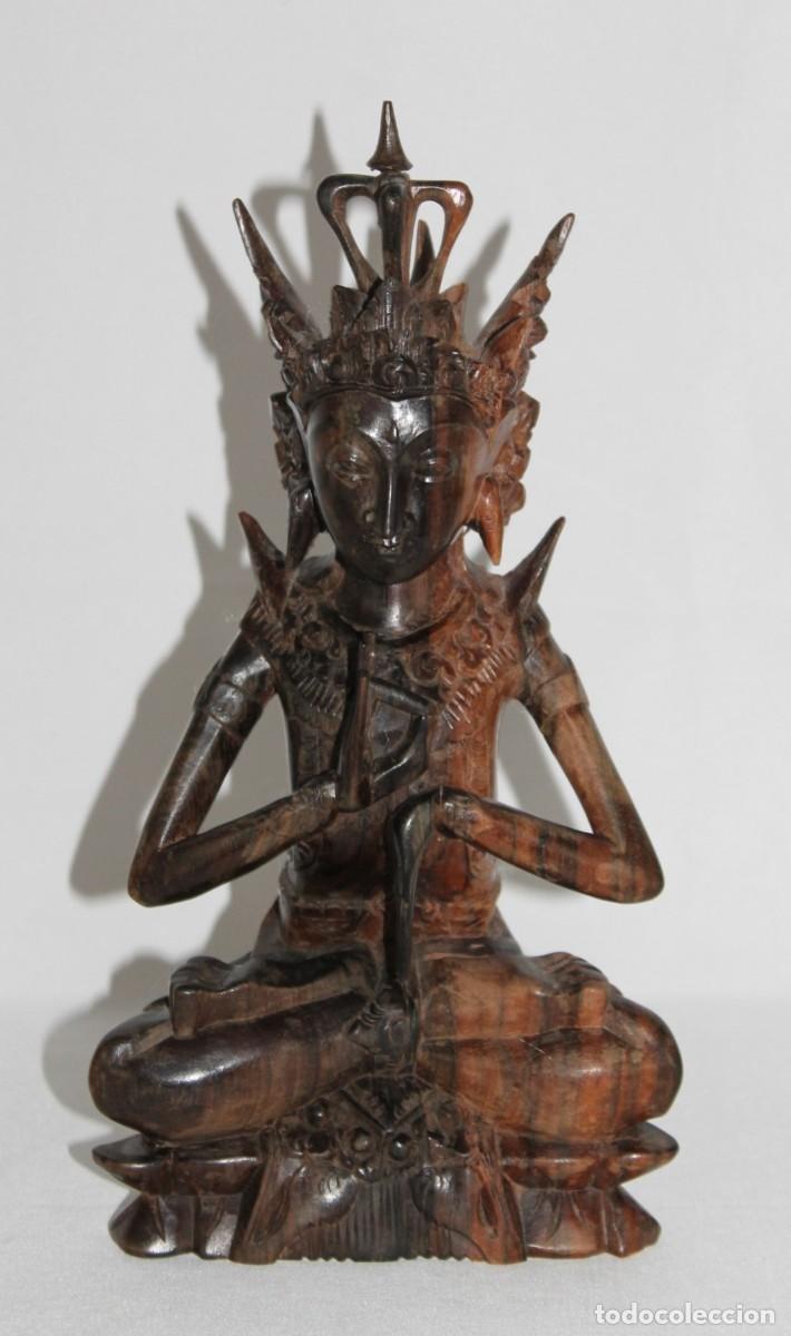 Arte: Talla tailandesa o balinesa en madera de figura orante. Arte oriental. Siglo XX