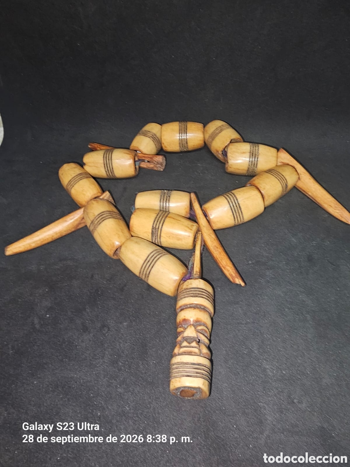 Arte: Collar de hueso con fetiche.