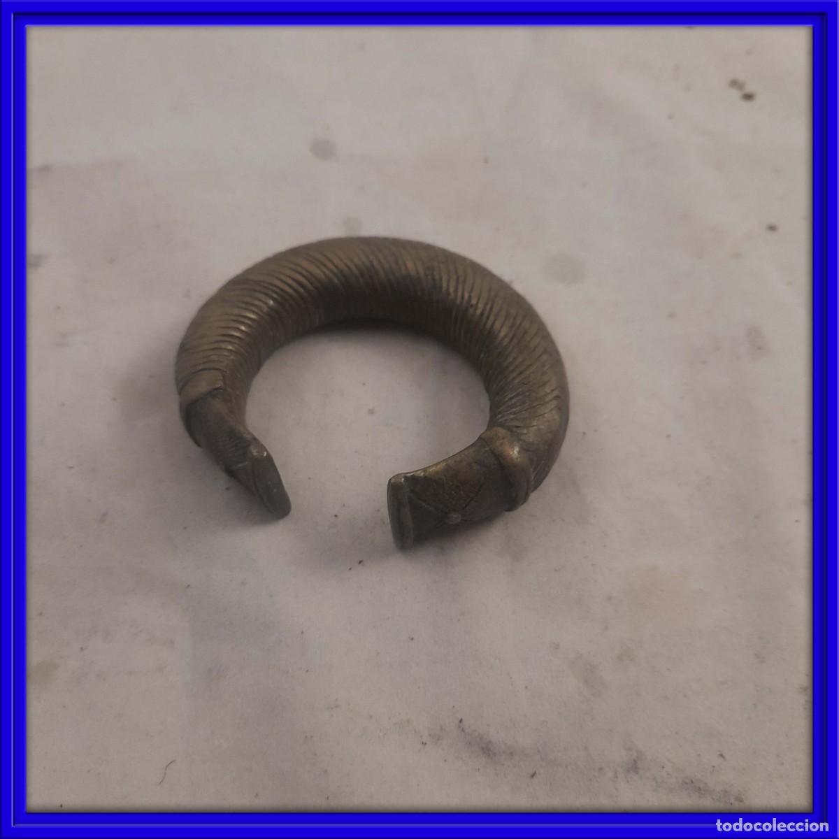 Arte: BRAZALETE DE BRONCE CON BONITO TRABAJO DE UNA ETNIA AFRICANA