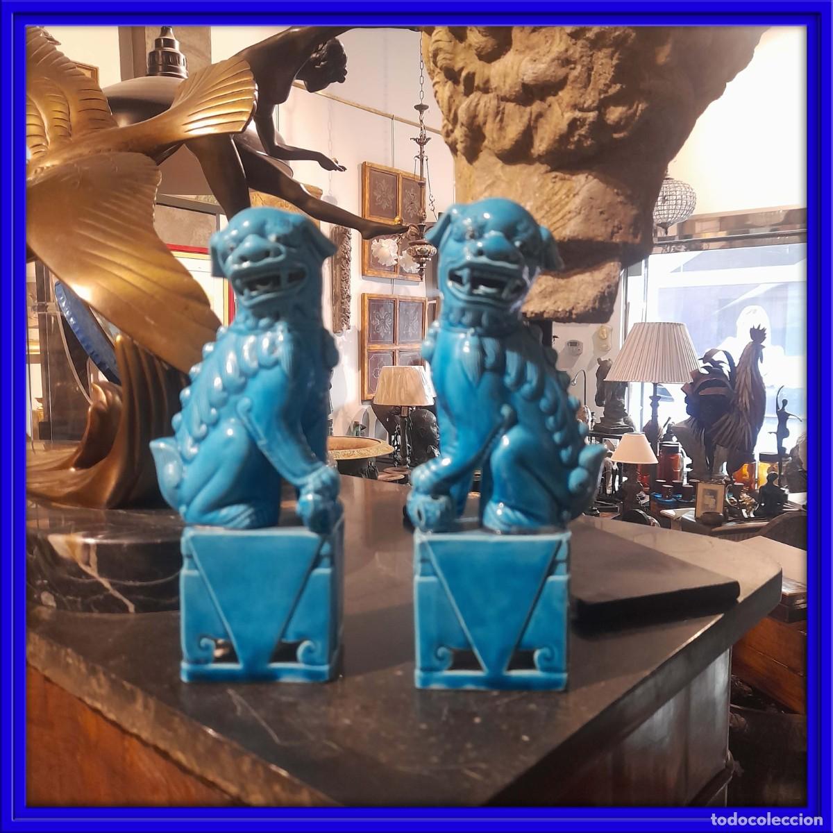 Arte: PAREJA DE PERROS FOO DE PORCELANA DE COLOR AZUL