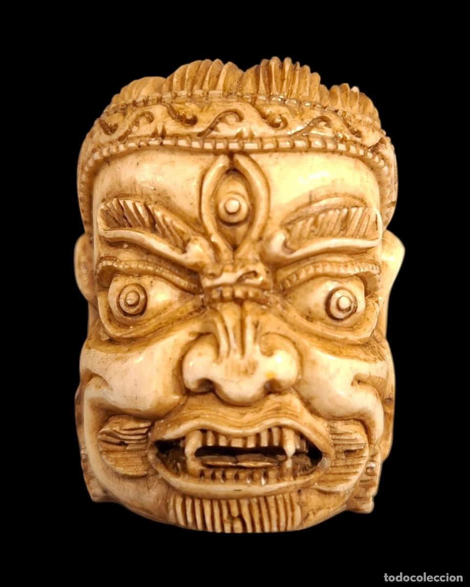 Arte: Colgante de cabeza de Mahakala del Nepal tallada en huesoa