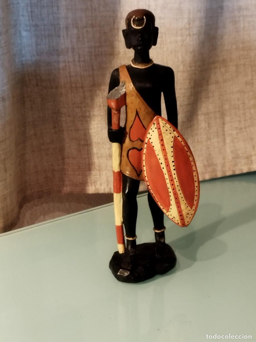 Arte: &rdquo;Estatua Guerrera Africana de Resina con Escudo (Lanza con Falta).