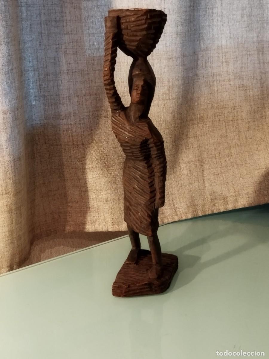 Arte: Figura de madera tallada a mano - Arte popular africano / caribe&ntilde;o. De mujer con cesto en cabeza.
