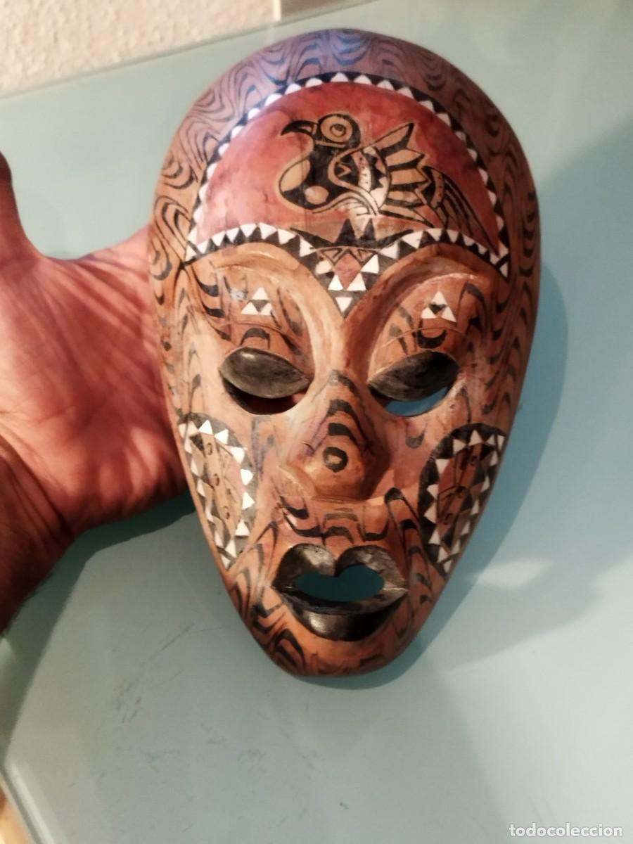 Arte: Antigua M&aacute;scara &Eacute;tnica de Madera Tallada a Mano - Dise&ntilde;o Tribal con Ave&rdquo;.