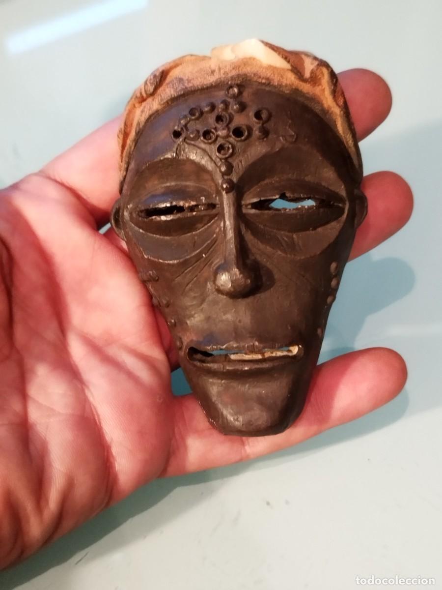 Arte: Miniatura De M&aacute;scara Africana - Reproducci&oacute;n En Resina - Estilo Chokwe. Con falta.