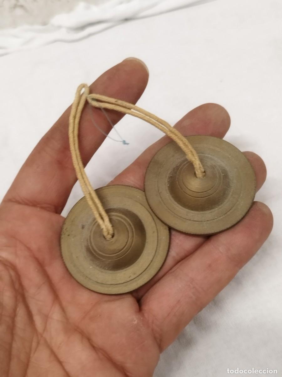 Arte: Cr&oacute;talos, talam o manjeera (instrumento de percusi&oacute;n de origen indio). Platillos bronce o lat&oacute;n.
