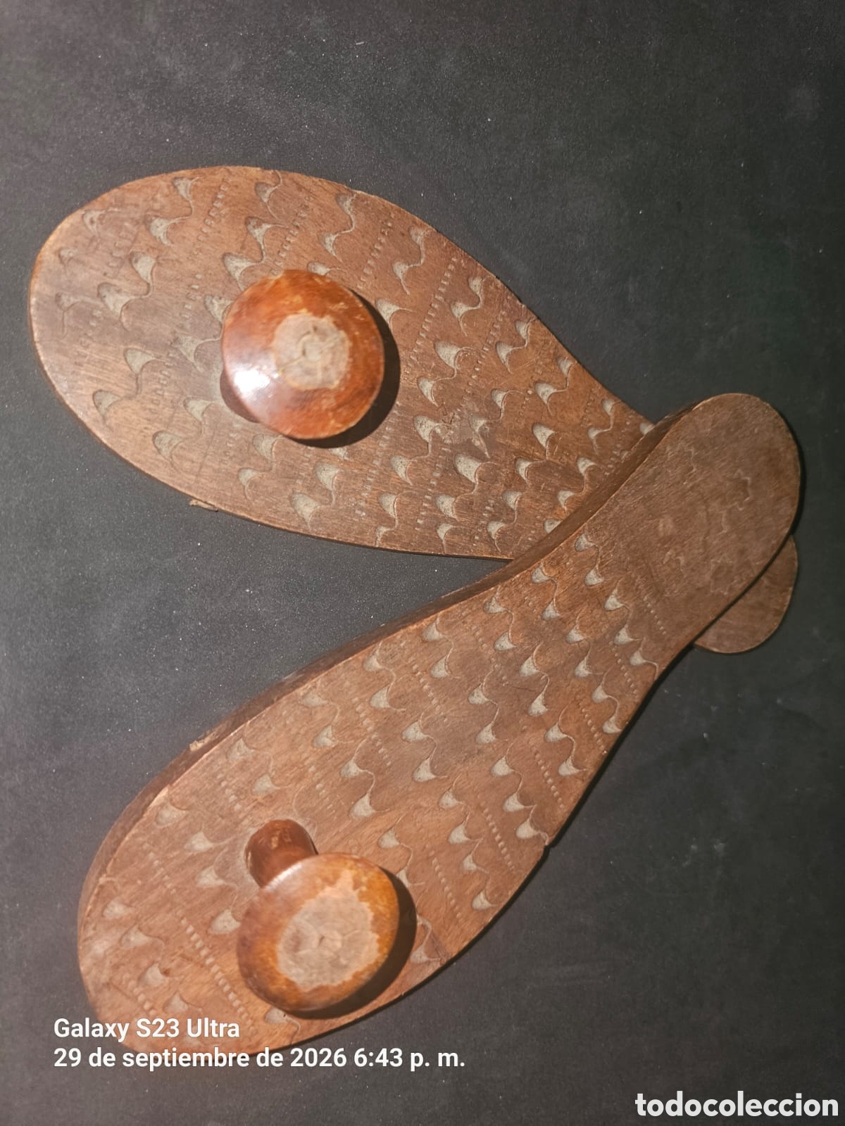 Arte: Zapatos de madera khadau India.