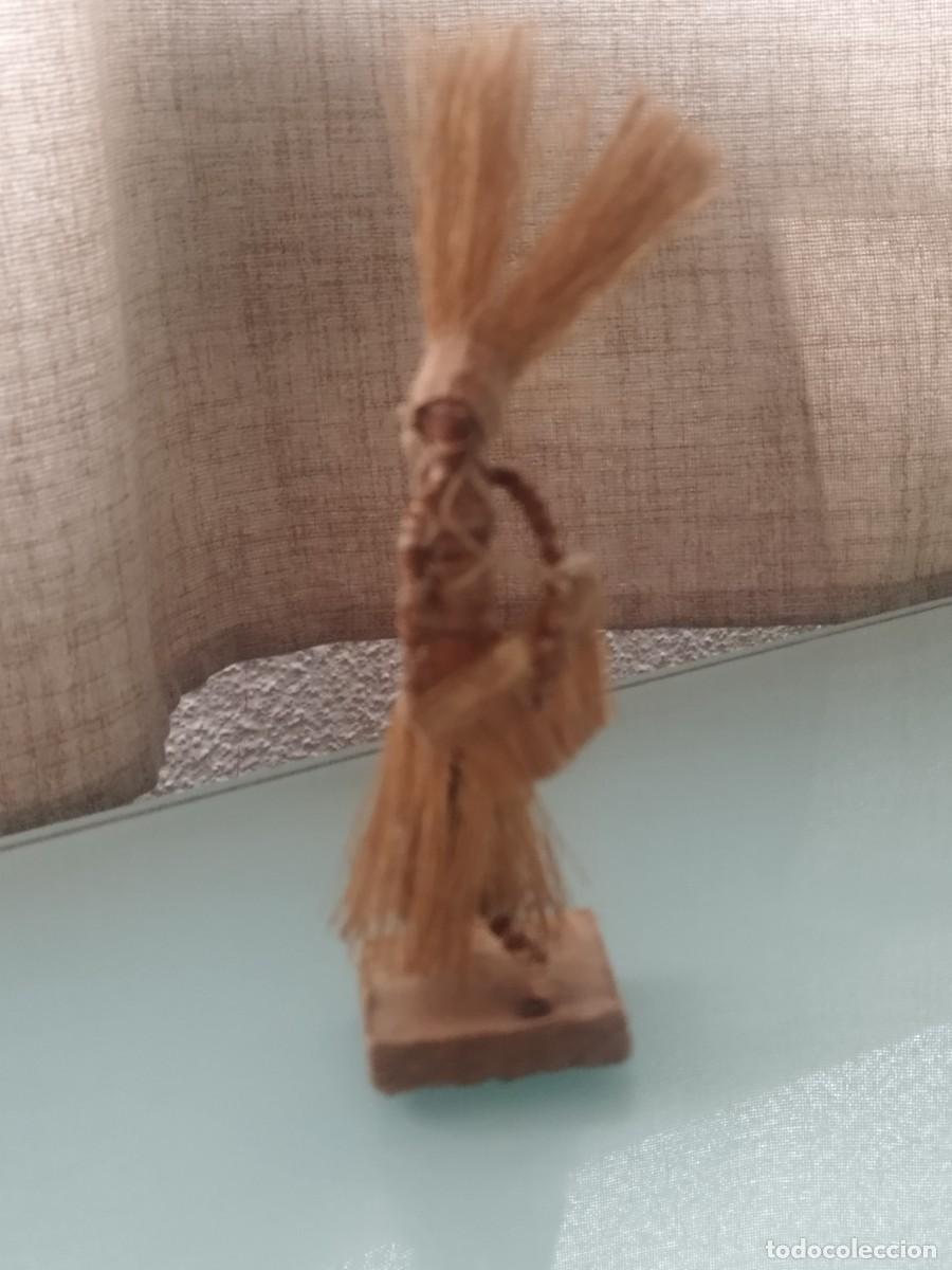 Arte: Antigua Escultura &Eacute;tnica Artesanal de Fibra Vegetal y Madera - Figura Africana Vintage&rdquo;.