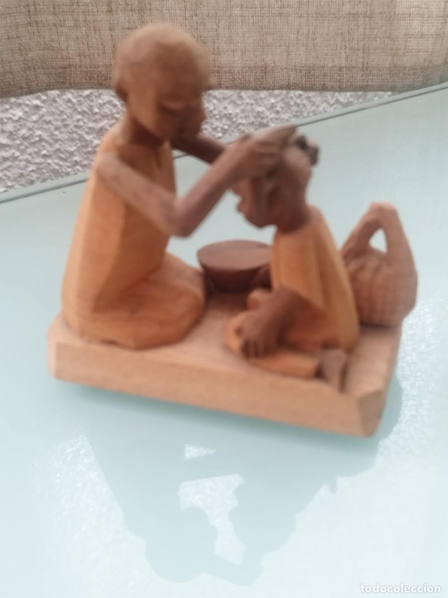 Arte: &bull; Escultura vintage nigeriana tallada en madera de espina, figura Yoruba de barbero. Tradicional.