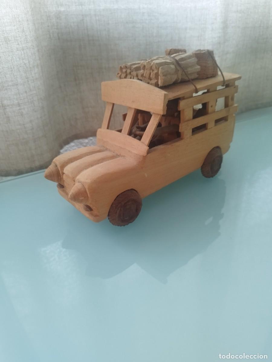 Arte: Antiguo Coche de madera tallada artesanal tipo cami&oacute;n de safari / Peugeot 404&rdquo;.
