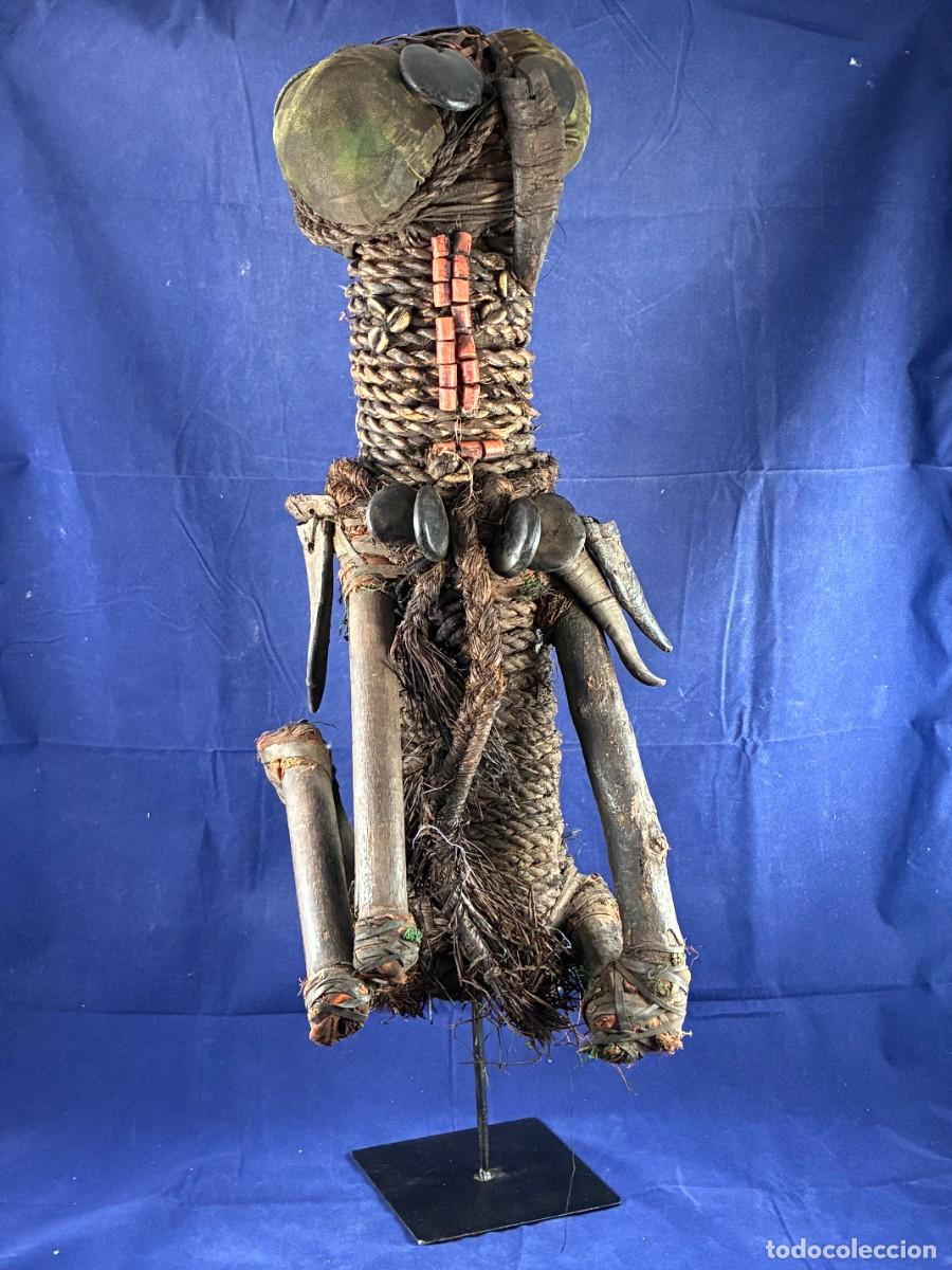 Arte: Fetiche Fertilidad Poder Camer&uacute;n Tribal Madera Cuerdas Semillas Siglo XX Muy Bueno Base Metal