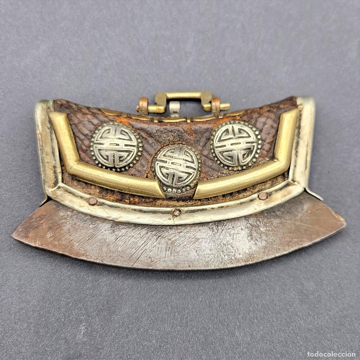 Arte: Encendedor tibetano antiguo de cuero con piedra de s&iacute;lex de Asia. 1850-1900