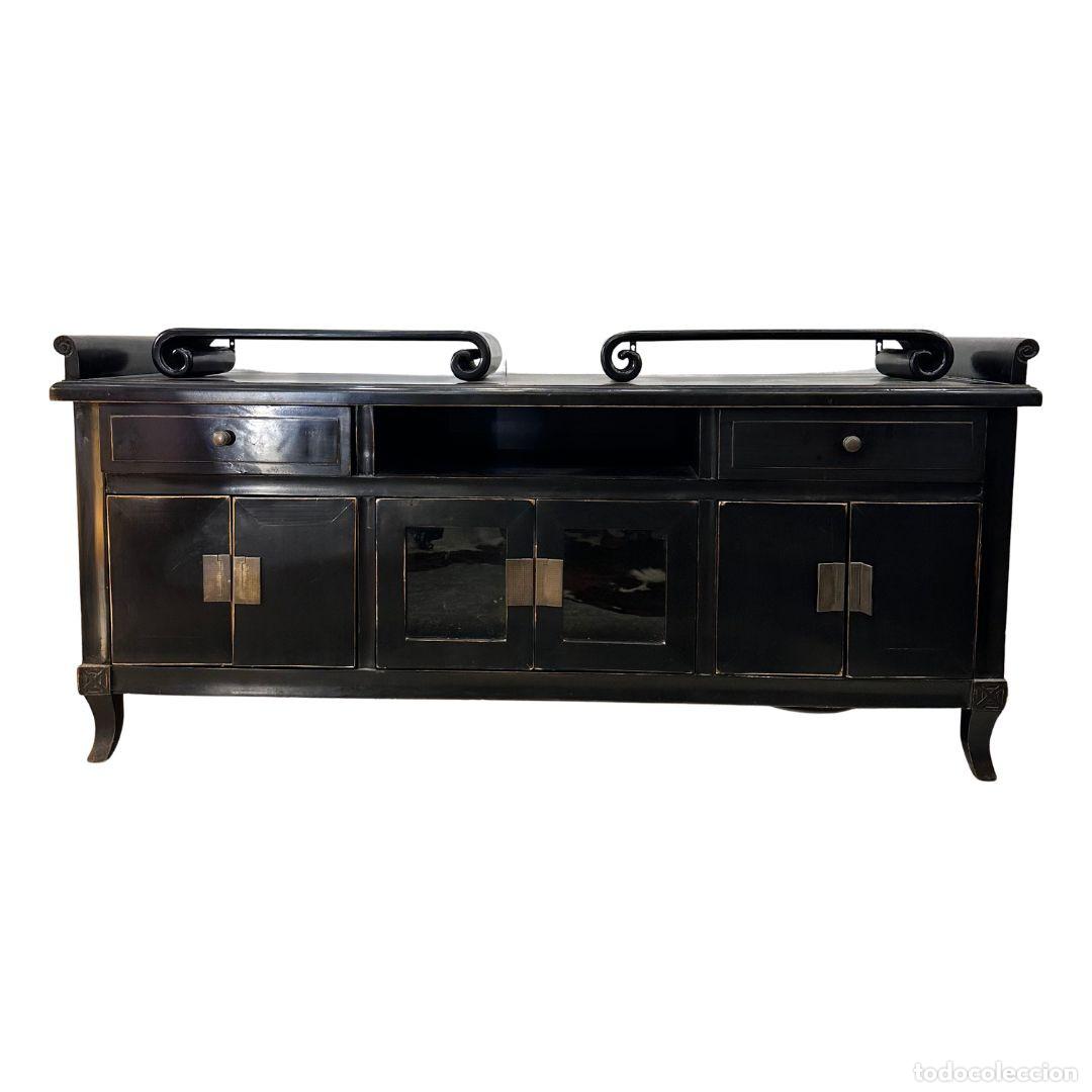 Arte: Gabinete aparador oriental, madera lacada y tiradores xilograbados, s. XX - Jap&oacute;n