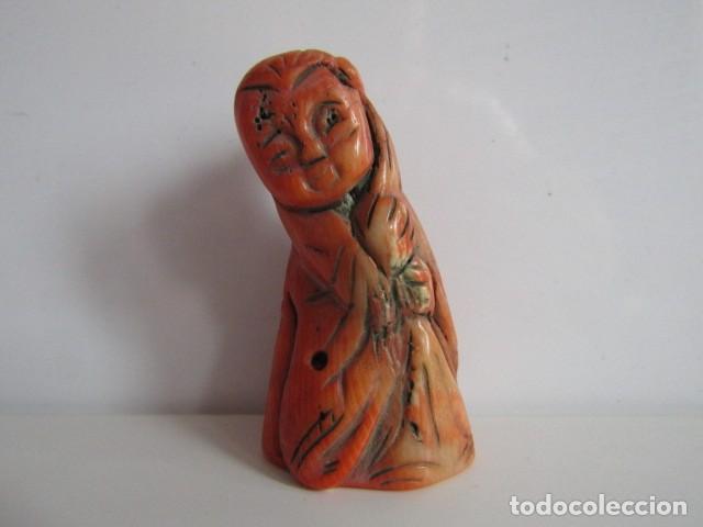 Arte: ANTIGUA TALLA CHINA EN CORAL NATURAL - FIGURA DE SABIO INMORTAL, S. XX (6,5 cm)